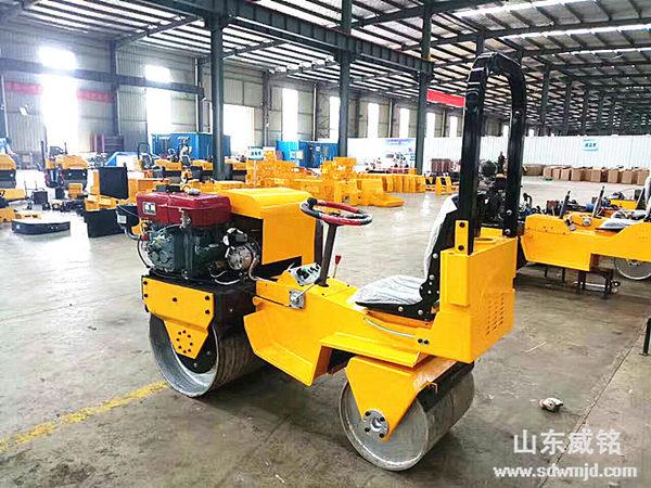 欲使小型压路机流畅运行 须做好设备润滑工作