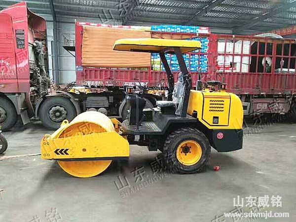抢先看：规范保养手扶式压路机的方法